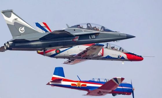 Modèle d'avion d'entraînement civil volant CJ6