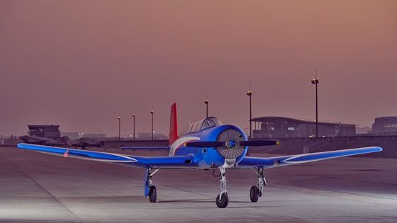 Modèle d'avion d'entraînement civil volant CJ6