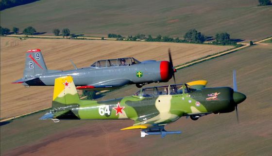 Modèle d'avion d'entraînement civil volant CJ6