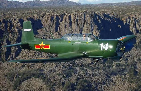 Modèle d'avion d'entraînement civil volant CJ6