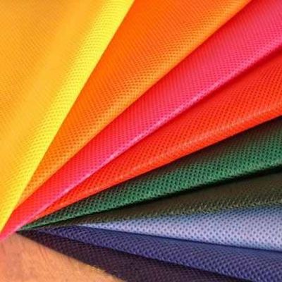 Tissu non-tissé en PP tissé à l'aide d'un liant écologique, imperméable à l'eau et respirable, matière première textile pour S/SS/SMS/SMMS