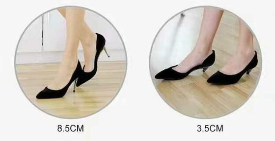 Des femmes de luxe, des femmes élégantes, réglables, à talons hauts, confortables, avec des talons minces, des chaussures à talons pointus, des pompes à or pour le bureau.